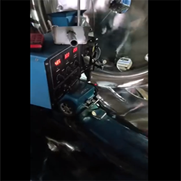 筒錐型過濾洗滌干燥三合一設備內(nèi)部拋光車間工作片段