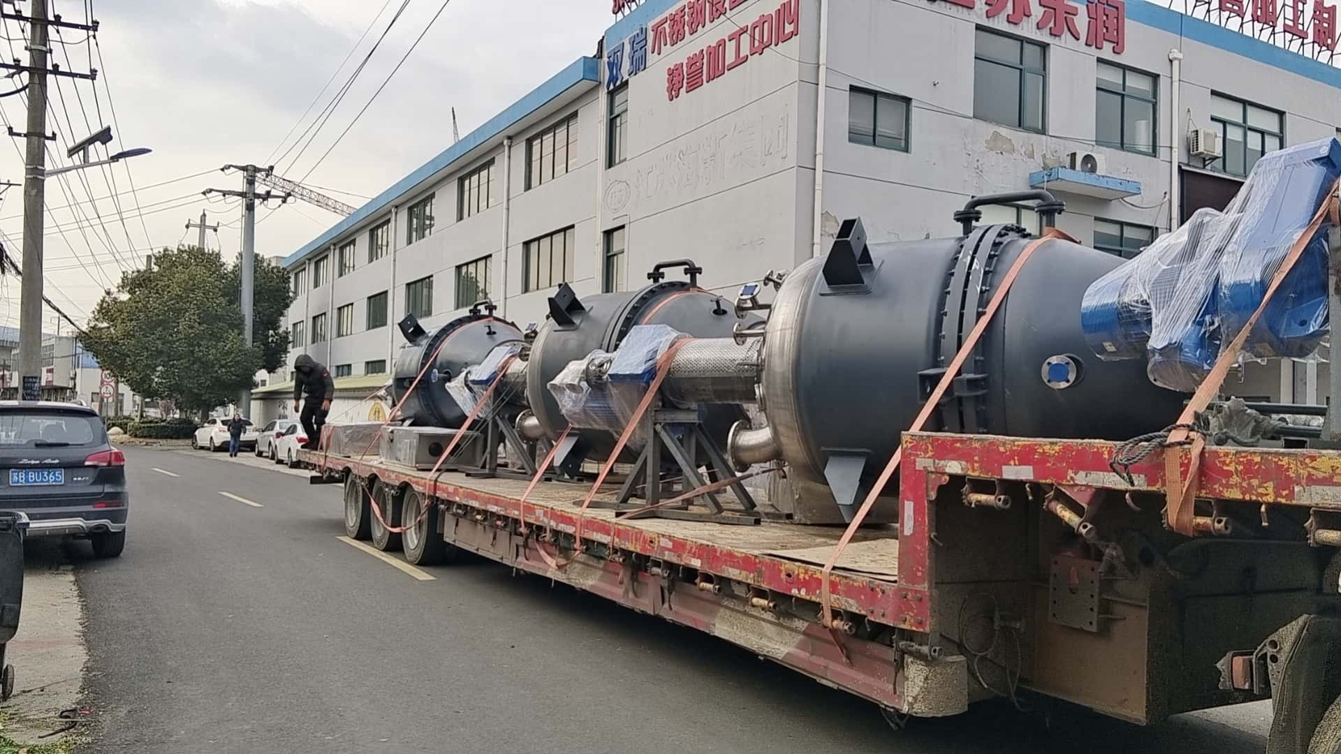 無(wú)錫市雙瑞機(jī)械有限公司成功交付醫(yī)藥生產(chǎn)領(lǐng)域四臺(tái)筒錐形過(guò)濾洗滌干燥三合一設(shè)備